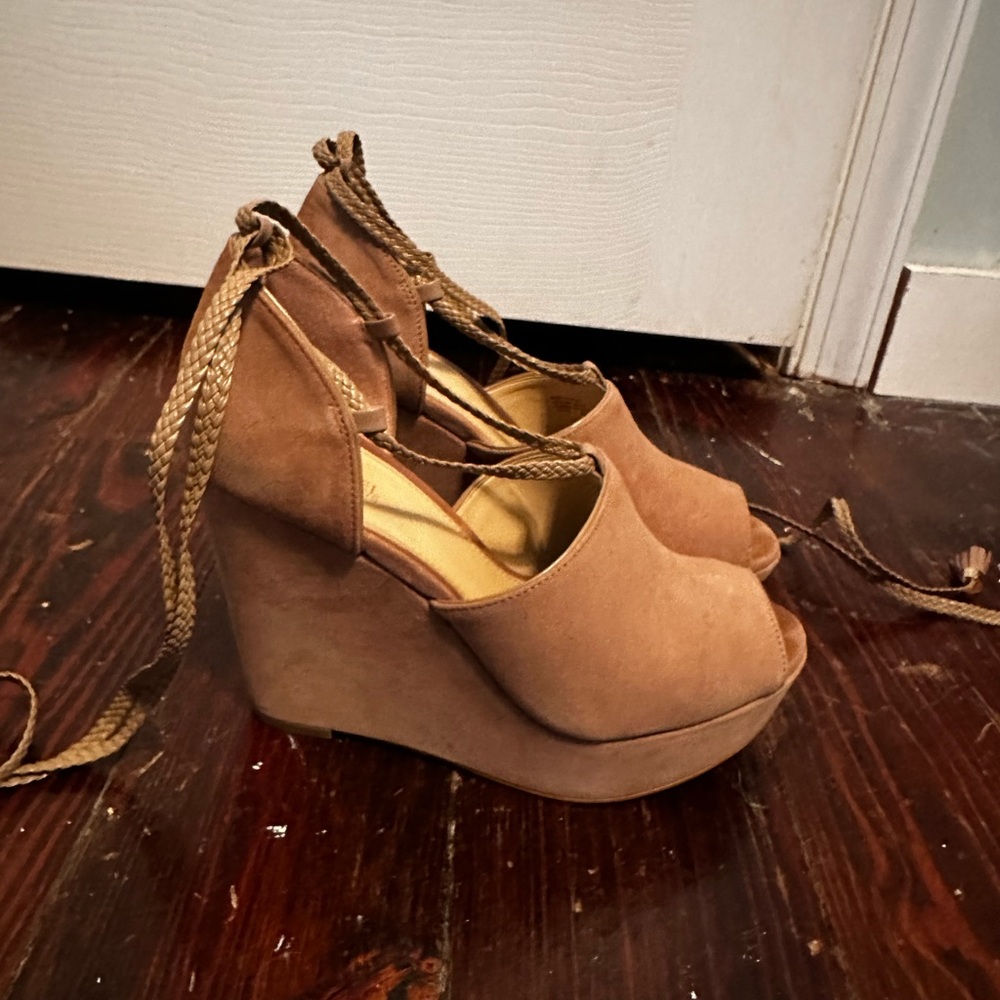 Kaki suede wedge